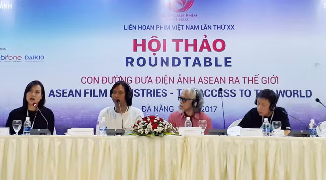 Các đạo diễn, nhà sản xuất chia sẻ kinh nghiệm đưa phim ra thế giới tại hội thảo.