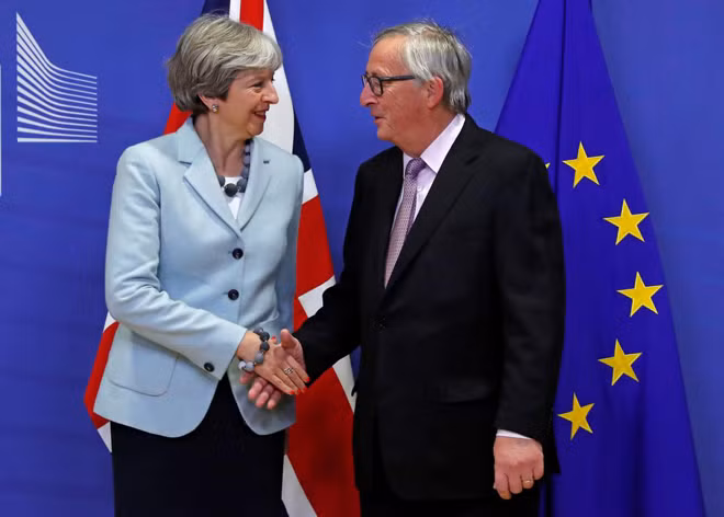 Thủ tướng Anh Theresa May (trái) và Chủ tịch EC Jean-Claude Juncker. Ảnh: Reuters.