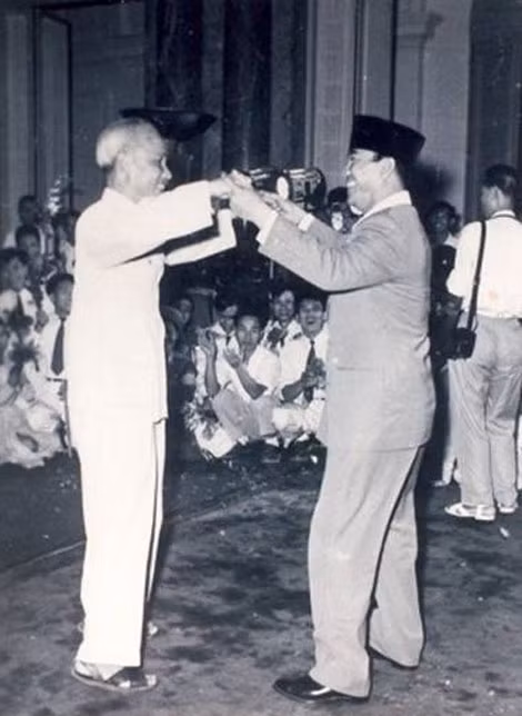 Chủ tịch Hồ Chí Minh khiêu vũ cùng Tổng thống Xukarno (Indonesia) tại Phủ Chủ tịch, Hà Nội tháng 6-1959.