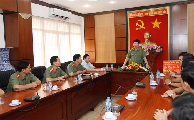 Thứ trưởng Bùi Văn Nam với CBCS Phòng Bảo vệ 180.