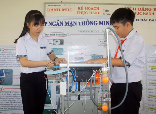 Khánh và Dung lắp đặt thử nghiệm hệ thống đập ngăn mặn thông minh sử dụng năng lượng mặt trời. Khánh và Dung lắp đặt thử nghiệm hệ thống đập ngăn mặn thông minh sử dụng năng lượng mặt trời.