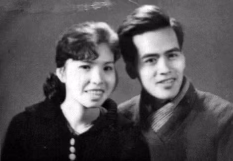 Dịch giả Thúy Toàn và vợ hồi còn trẻ ở Nga.