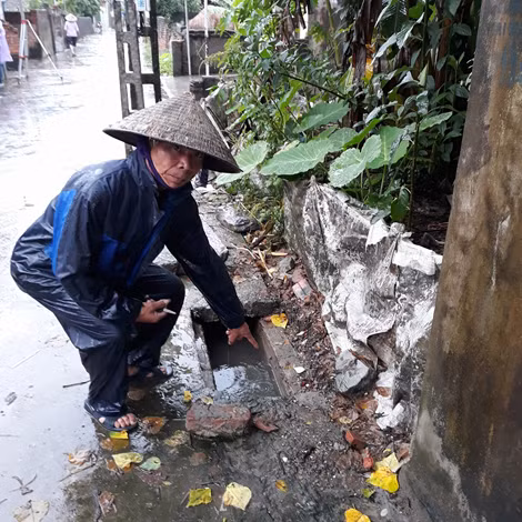 Đường ống thoát nước sau khi thi công vẫn ngập lụt khiến người dân bức xúc.