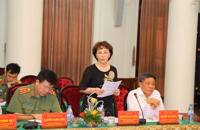 Đồng chí Nguyễn Thị Mỹ Hương, Hàm Vụ trưởng theo dõi xử lý các vụ án - Ban Nội Chính Trung ương, thành viên Đoàn công tác số 2 tham gia ý kiến tại buổi làm việc.