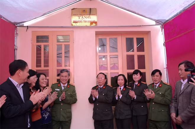 Các đại biểu trao tặng nhà “nghĩa tình đồng đội” cho gia đình đồng chí Trần Thị Lâm Hồng.