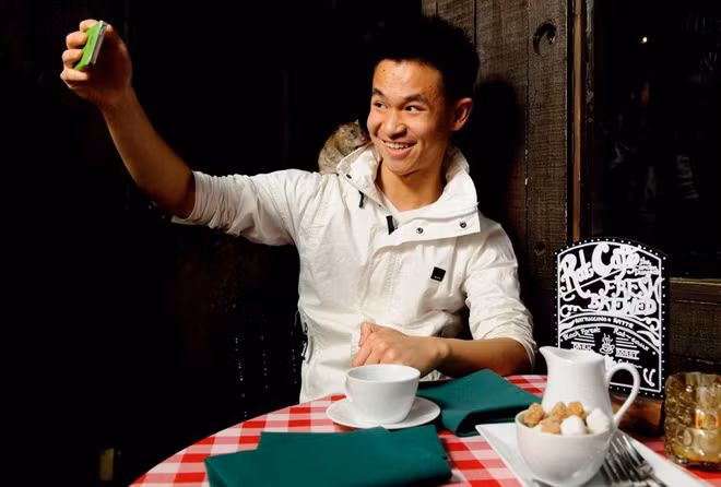 Và chụp ảnh tự sướng với người. Và chụp ảnh tự sướng với người.