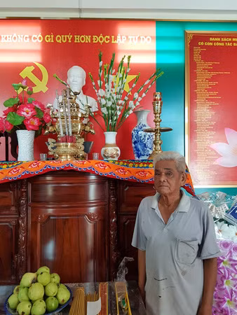 Ông Ba Đời bên bàn thờ Bác.