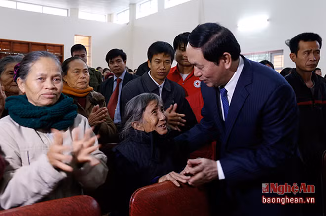 Chủ tịch nước Trần Đại Quang thăm hỏi người dân xã Nam Giang, Nam Lĩnh, huyện Nam Đàn. Ảnh: Báo điện tử Nghệ An.