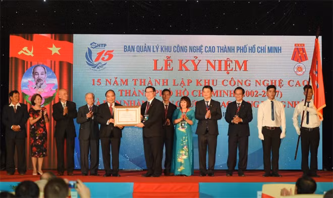Thủ tướng trao Huân chương Lao động hạng Nhất cho Ban Quản lý Khu CNC TPHCM.