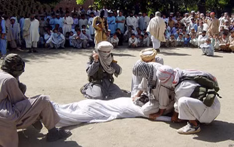 Dưới thời Taliban, nhiều đạo luật hà khắc được thực thi như việc đánh roi một thanh niên phạm luật Sharia.