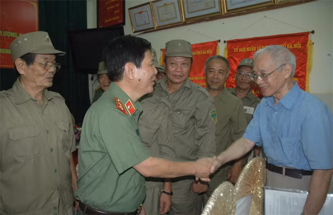 Thứ trưởng Nguyễn Văn Sơn thân mật trò chuyện cùng người dân và lực lượng bảo vệ dân phố tại buổi gặp mặt.