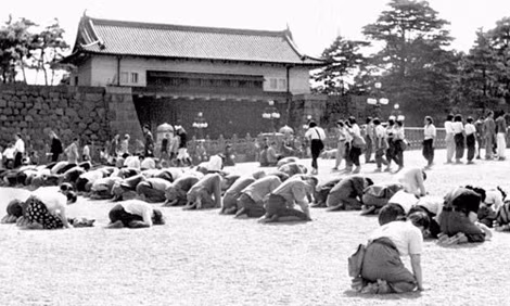Người dân Nhật quỳ khóc bên ngoài hoàng cung khi nghe lời tuyên bố đầu hàng của Nhật Hoàng Hirohito phát đi ngày 15-8-1945. Ảnh: Japan Times. Người dân Nhật quỳ khóc bên ngoài hoàng cung khi nghe lời tuyên bố đầu hàng của Nhật Hoàng Hirohito phát đi ngày 15-8-1945. Ảnh: Japan Times.