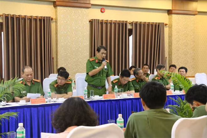 Đại diện lãnh đạo Cảnh sát PCCC tỉnh Quảng Ninh phát biểu thảo luận tại hội nghị.