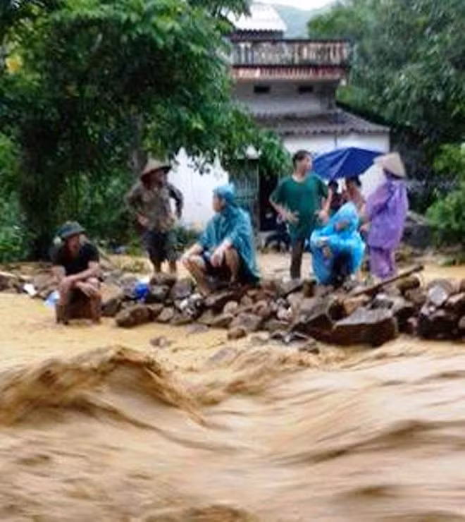 Mưa lớn gây ngập lụt nhiều nơi ở Hòa Bình.