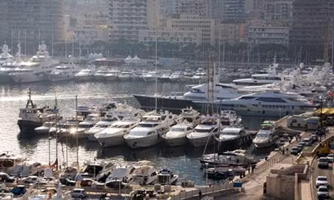 Những chiếc du thuyền đang neo đậu tại cảng Monaco.