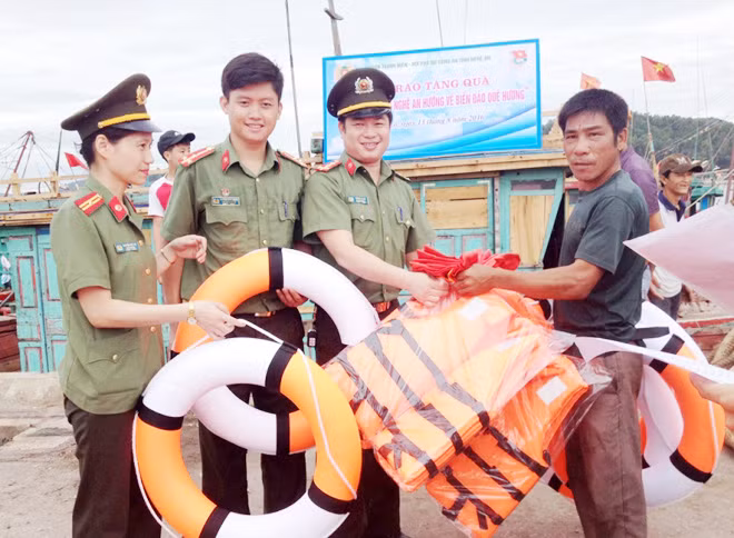 Công an Nghệ An tặng cờ Tổ quốc và áo phao cho ngư dân trước ngày ra khơi, bám biển.