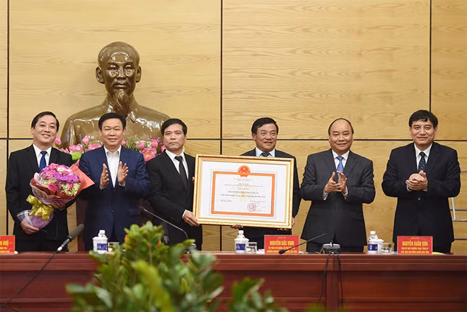Thủ tướng trao bằng công nhận thành phố Vinh hoàn thành nhiệm vụ xây dựng nông thôn mới năm 2016. Ảnh: VGP/Quang Hiếu.