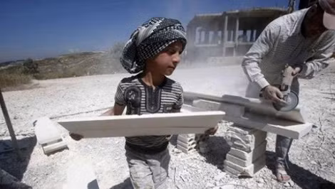 Một trẻ Syria lao động nặng nhọc ở Liban.