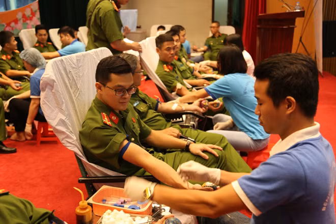 Cán bộ, chiến sỹ tham gia hiến máu.