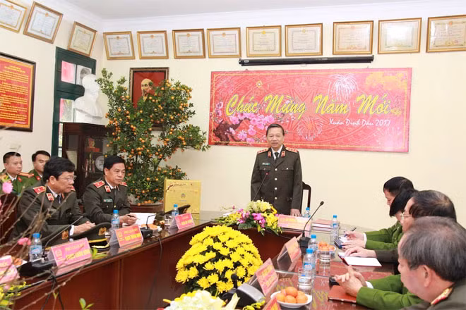 Bộ trưởng Tô Lâm giao nhiệm vụ cho cán bộ, chiến sĩ Phòng Cảnh sát Hình sự Công an TP Hà Nội trong dịp Tết nguyên đán Đinh Dậu sắp tới.