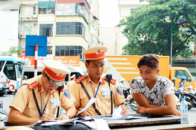 Việc CSGT xử phạt người điều khiển phương tiện không mang bản chính đăng ký xe đối với trường hợp xe đang thế chấp tại ngân hàng là đúng quy định. Ảnh: Vũ Hoàng. Việc CSGT xử phạt người điều khiển phương tiện không mang bản chính đăng ký xe đối với trường hợp xe đang thế chấp tại ngân hàng là đúng quy định. Ảnh: Vũ Hoàng.