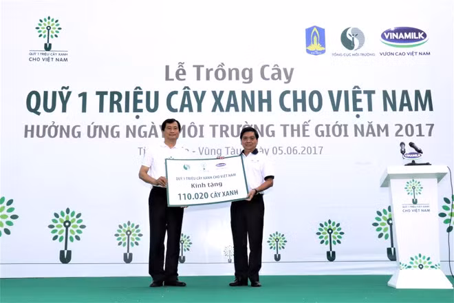 Ông Trần Minh Văn (bên trái) – Giám đốc điều hành Vinamilk trao bảng tượng trưng tặng cây xanh cho ông Lê Tuấn Quốc – Phó Chủ tịch UBND tỉnh Bà Rịa – Vũng Tàu.