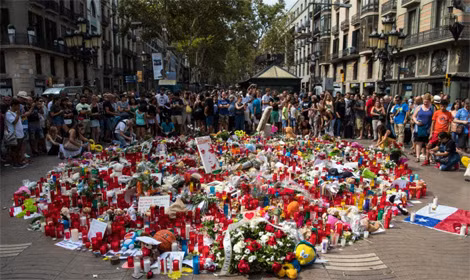 Người dân đặt hoa tưởng niệm nạn nhân vụ tấn công Barcelona.