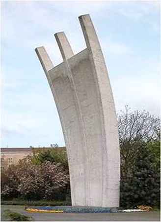 Đài tưởng niệm Cầu không vận Berlin ở Tempelhof hướng lên bầu trời với 3 nhánh biểu tượng cho 3 hành lang bay.
