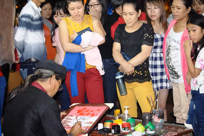 Nhiều khách mua chữ Nhẫn để mong sống chậm đầu năm mới.