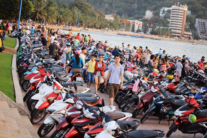 Lượng khách tăng cao, tất cả sân gạch giáp biển, phải dùng để gửi xe máy.
