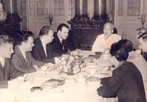 Chủ tịch Hồ Chí Minh tiếp Đoàn đại biểu thanh niên Nga tại Phủ Chủ tịch (Hà Nội, tháng 3-1966).