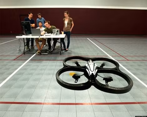 Một chiếc quadcopter cất cánh thông qua một loại mũ trùm đầu thông minh.