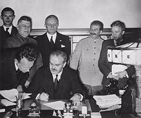 Bộ trưởng Ngoại giao Liên Xô Molotov ký Hiệp ước ngày 23-8-1939, phía sau là Stalin và Bộ trưởng Ngoại giao Đức Ribbentrop.