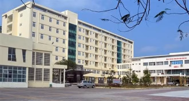 Bệnh viện đa khoa Cẩm Phả - nơi nạn nhân nhảy từ tầng 6 xuống.