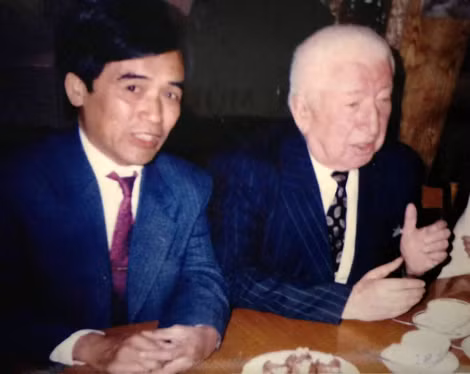 Dịch giả Thúy Toàn và nhà thơ Rasul Gamzatov.