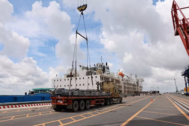 Cảng chờ làm đường trong khi đường vẫn phải chờ đấu thầu.