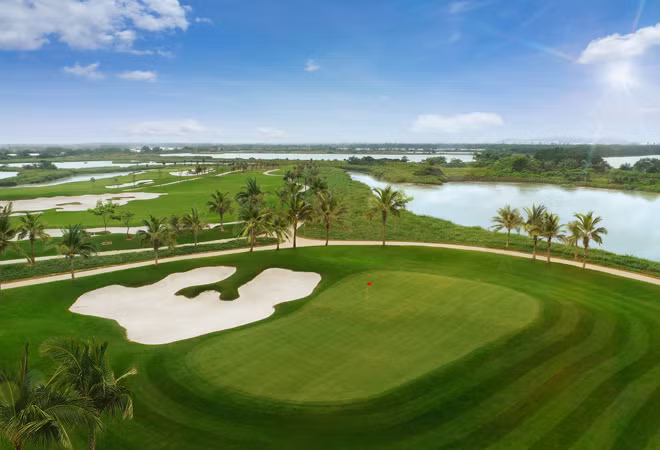 Một góc sân golf trên đảo Vũ Yên.