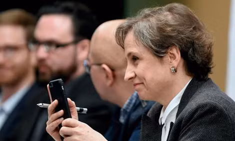 Nhà báo nữ Carmen Aristegui (cầm điện thoại) là một trong những mục tiêu giám sát của chính quyền.