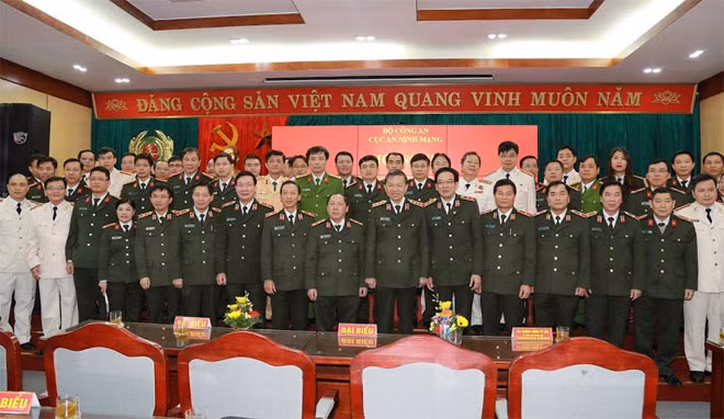 Các đại biểu dự hội nghị chụp ảnh tại Hội nghị.