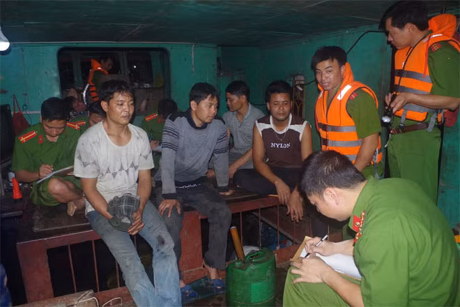 Lập biên bản vụ việc các đối tượng hút cát trái phép. Lập biên bản vụ việc các đối tượng hút cát trái phép.
