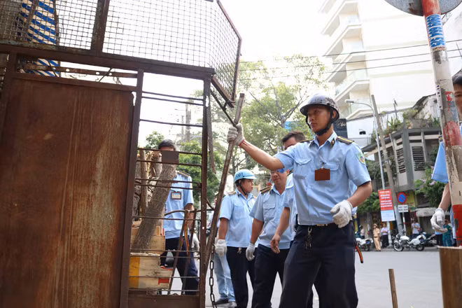 Đoàn liên ngành tiến hành giành lại vỉa hè cho người đi bộ ở quận 5.