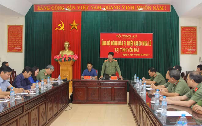 Thứ trưởng Bùi Văn Nam phát biểu tại buổi làm việc.