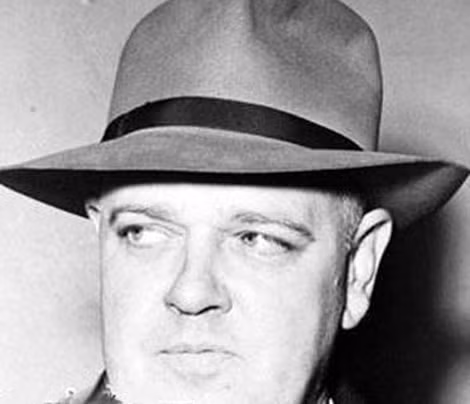 Whittaker Chambers, nhân vật trung gian giữa Cơ quan Tình báo Liên Xô với các nguồn tin bí mật nằm trong Chính phủ Mỹ.