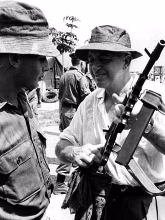Ông Harold Holt (phải) lúc ở Việt Nam. Ông Harold Holt (phải) lúc ở Việt Nam.