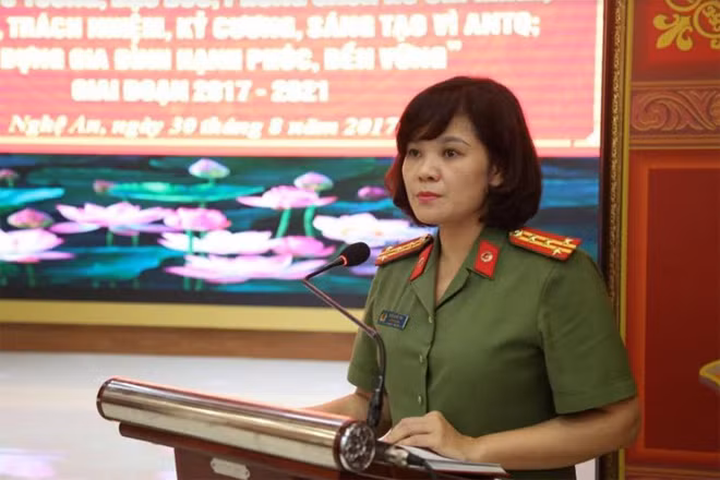 Đại tá Ngô Hoài Thu- Chủ tịch Hội phụ nữ Bộ Công An phát biểu tại buổi lễ.