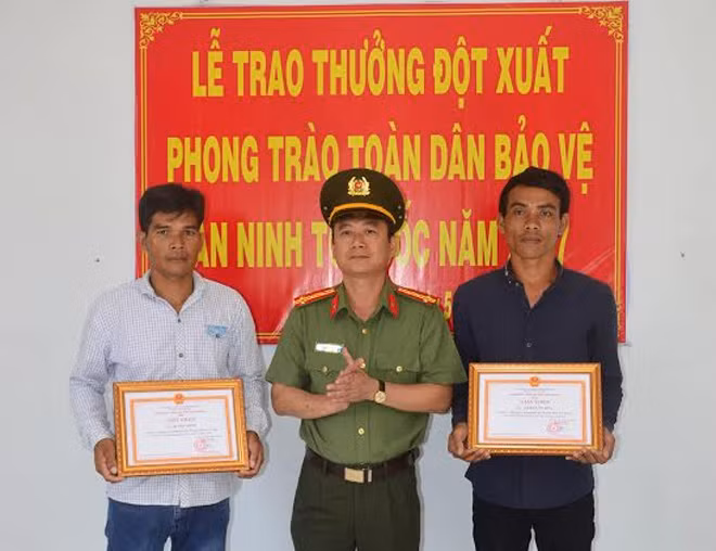 Đại tá Nguyễn Minh Ngọc, Phó Giám đốc Công an tỉnh Sóc Trăng, tặng Giấy khen 2 công dân dũng cảm bắt tội phạm.