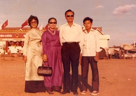 Ông Tống văn Trinh và vợ (đứng giữa) trong thời gian hoạt động ở Lào.