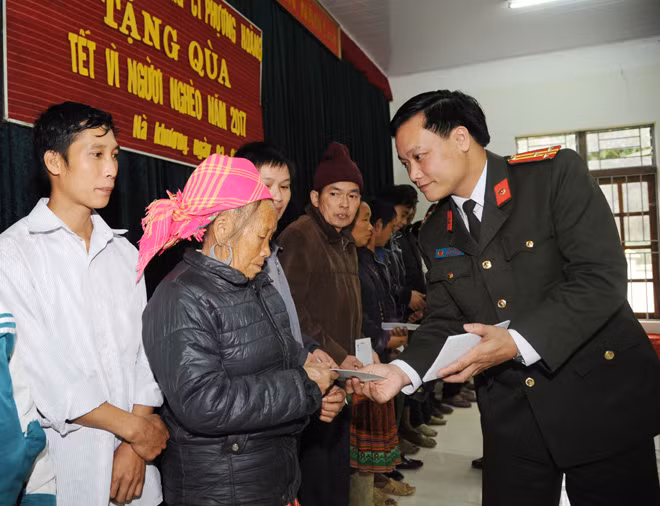 Thượng tá Vũ Mạnh Hà trao quà Tết cho đồng bào nghèo xã Nà Khương, huyện Quang Bình, tỉnh Hà Giang.