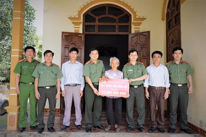 Đại diện Công an tỉnh Hà Tĩnh trao tặng 20 triệu cho gia đình liệt sỹ CAND Nguyễn Văn Vỵ.