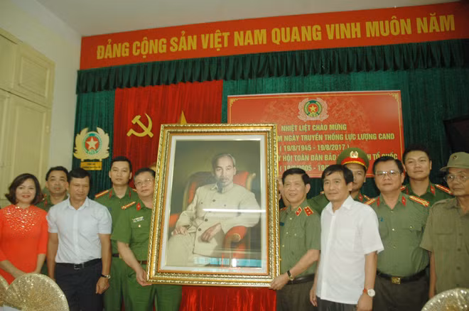 Thứ trưởng Nguyễn Văn Sơn trao tặng bức tranh chân dung Chủ tịch Hồ Chí Minh tặng Công an phường Nguyễn Du.